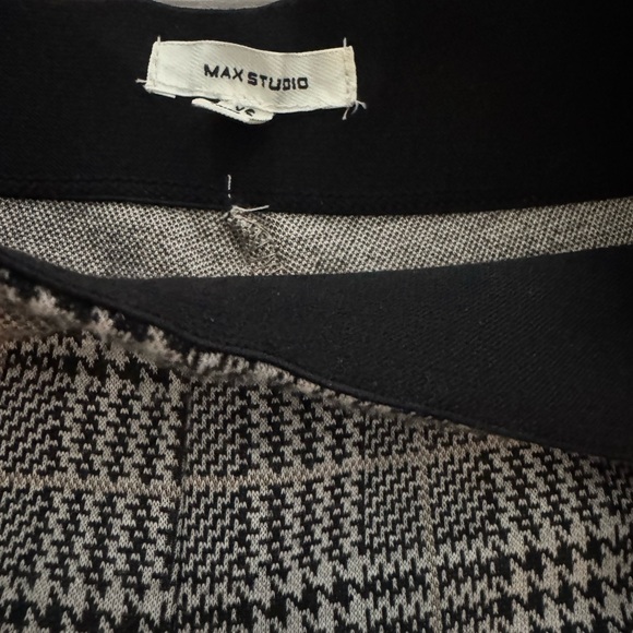 Max Studio houndstooth Wide-Leg Trousers in Black & White. Elastic waist. - Picture 8 of 11